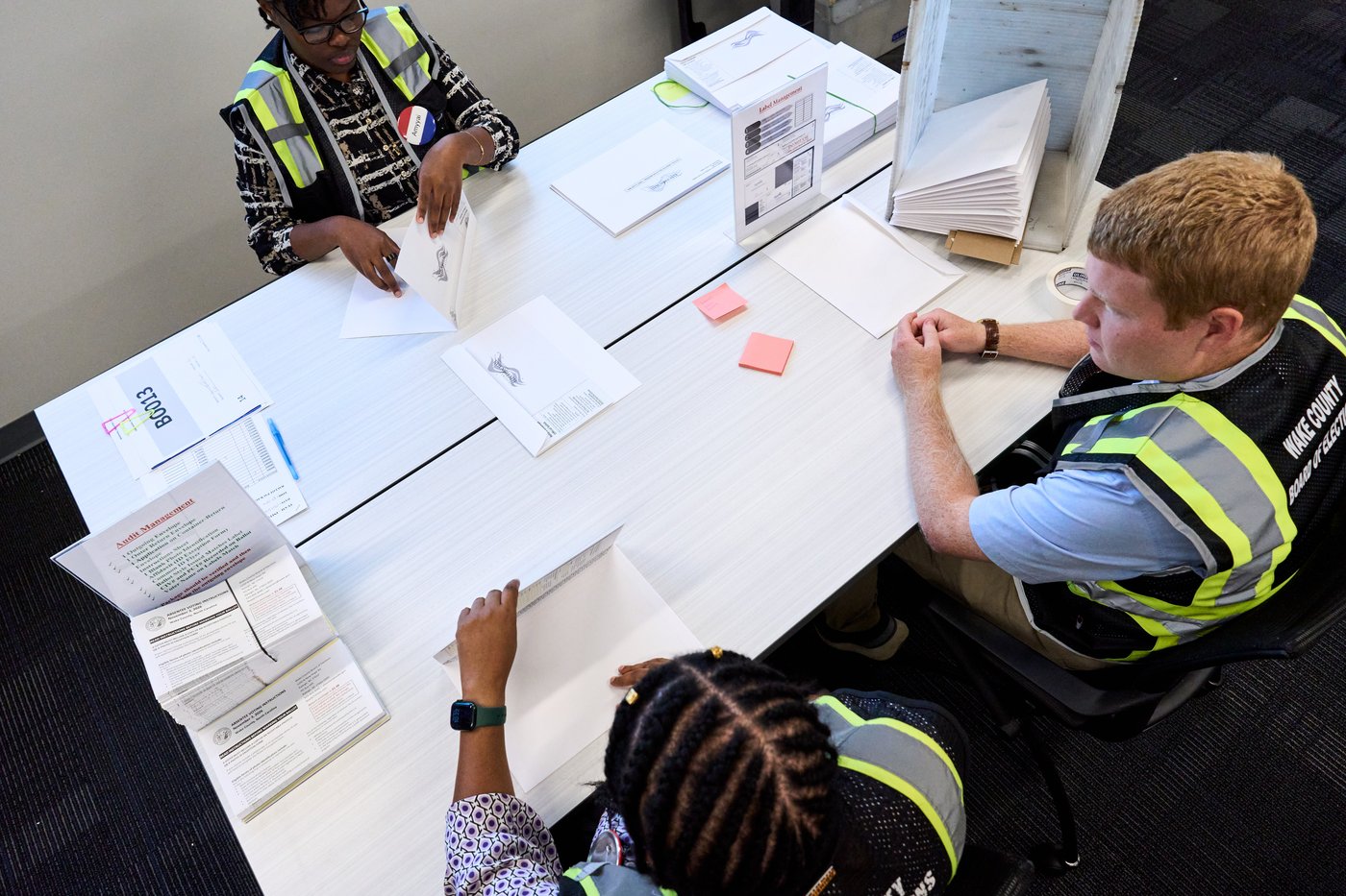 Federal judge extends block on Trump executive order seeking to limit mail voting in the midterms | iNFOnews.ca