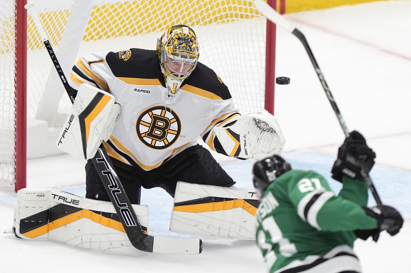 Dadonov scores 2 goals, including a penalty shot, as the Stars beat the Bruins 7-2 | iNFOnews.ca