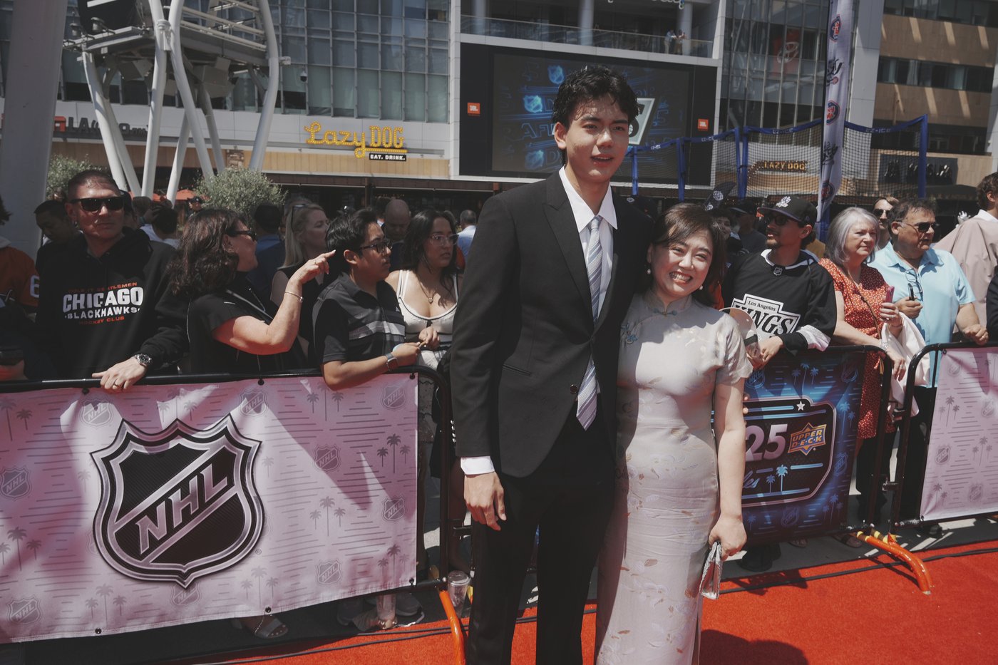Simon Wang becomes highest-drafted player born in China, going 33rd to Sharks in NHL draft | iNFOnews.ca