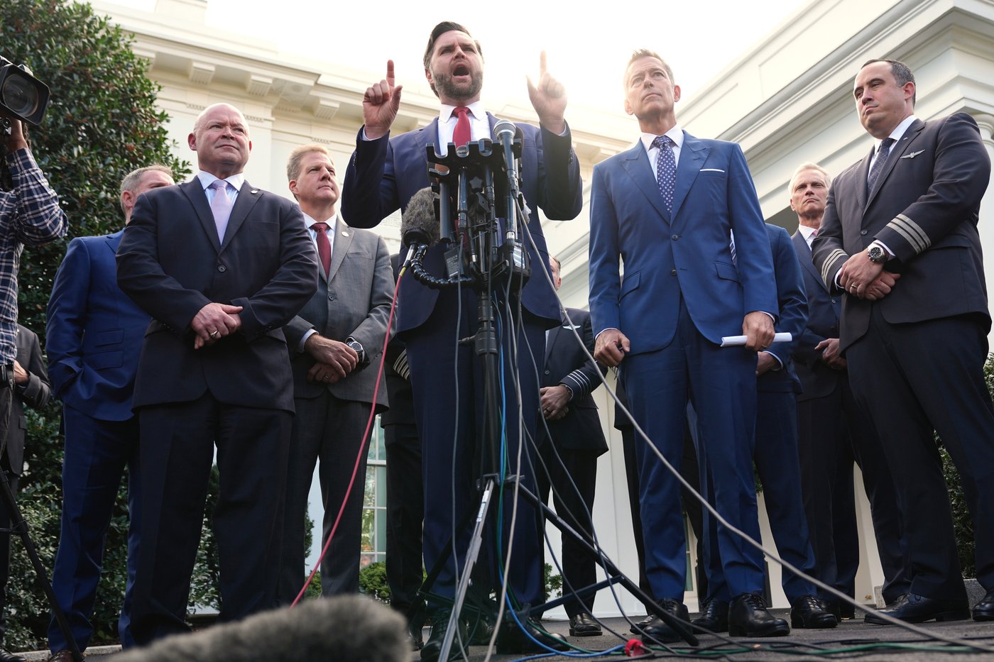 Trump says Senate should scrap the filibuster to end the government shutdown | iNFOnews.ca