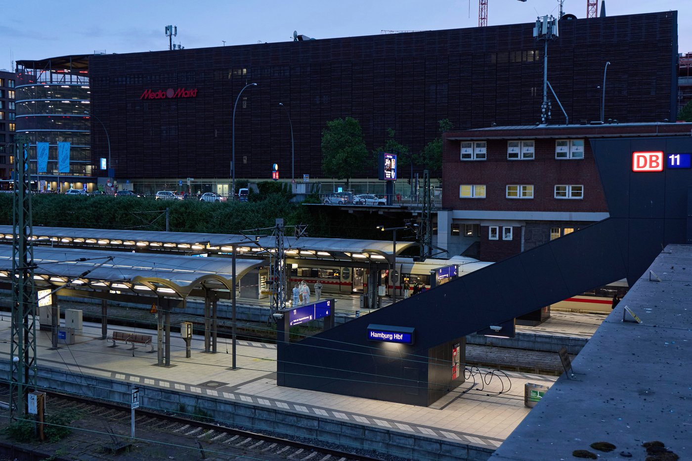A stabbing at Hamburg's central train station causes multiple injuries. A woman is arrested | iNFOnews.ca