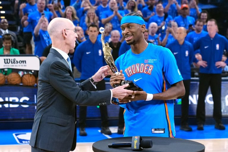 Shai Gilgeous-Alexander gets the MVP trophy from NBA Commissioner Adam Silver | iNFOnews.ca