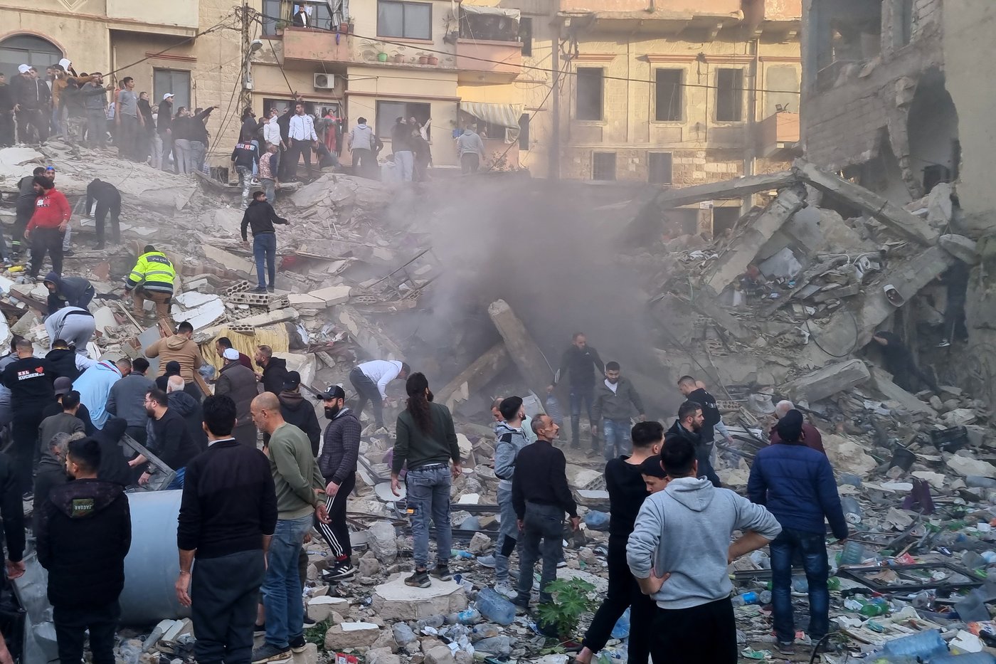 Rescue teams search for survivors in building collapse that killed at least 9 in northern Lebanon | iNFOnews.ca