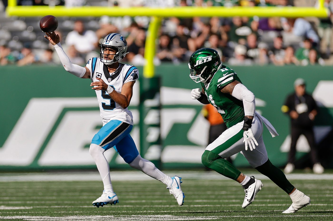 Panthers' Bryce Young leaves win over Jets with ankle injury, status uncertain for next week | iNFOnews.ca