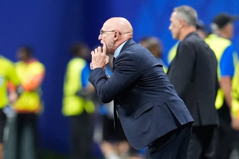 Spain's Luis de la Fuente reconnects with Uruguay coach Marcelo Bielsa at the World Cup | iNFOnews.ca