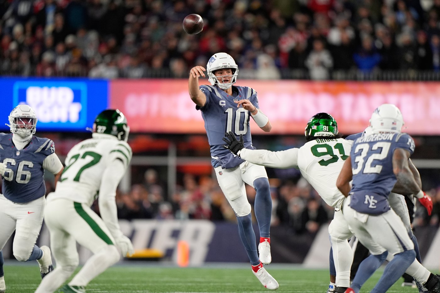 TreVeyon Henderson scores 3 TDs, Patriots beat Jets 27-14 for 8th straight win | iNFOnews.ca TreVeyon Henderson scores 3 TDs, Patriots beat Jets 27-14 for 8th straight win | iNFOnews.ca