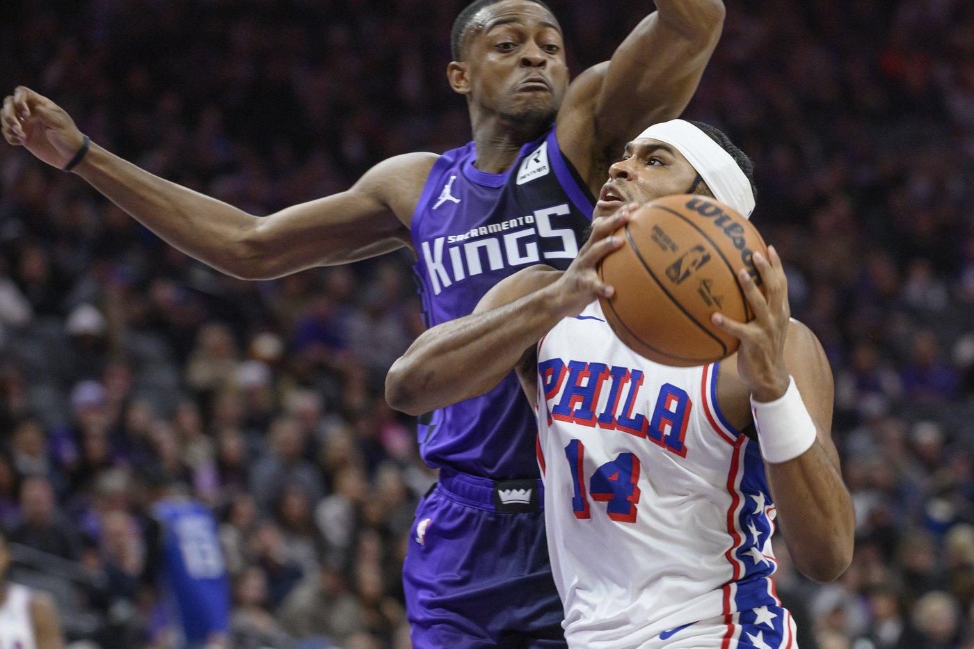 Fox scores 35 and Kings close with 15-0 surge to rally past 76ers for 113-107 win | iNFOnews.ca