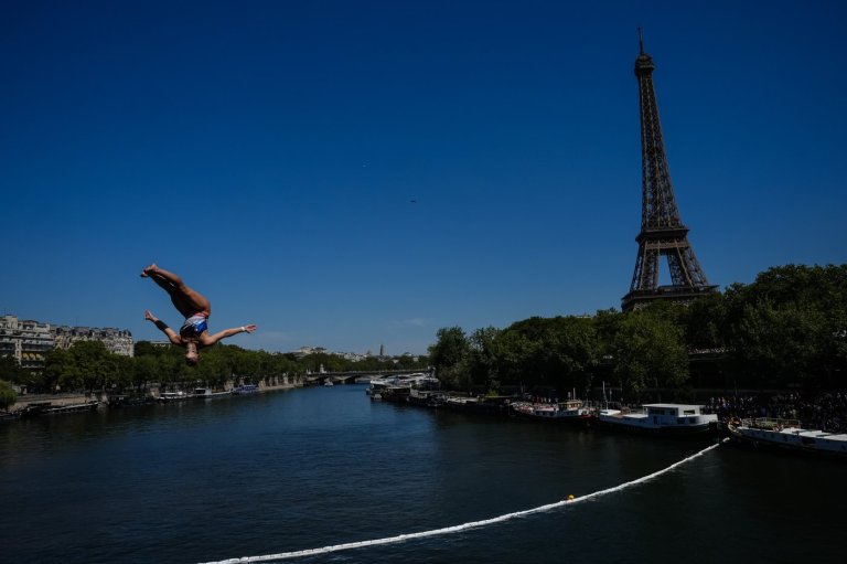High divers take the plunge in the Seine in a new test of Paris’ reclaimed river | iNFOnews.ca