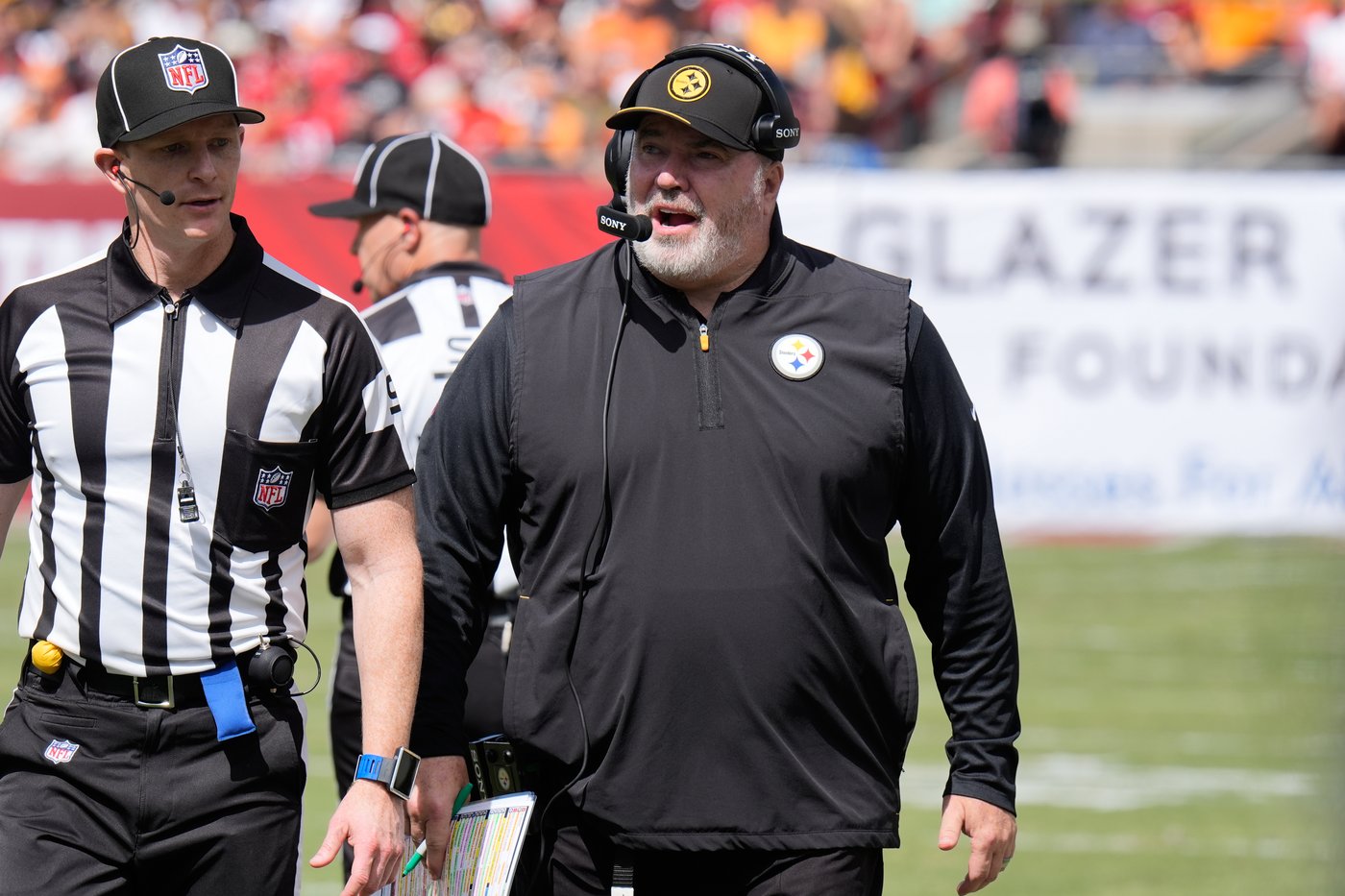 Steelers coach Mike McCarthy shrugs off foot injury after halftime tent visit | iNFOnews.ca Steelers coach Mike McCarthy shrugs off foot injury after halftime tent visit | iNFOnews.ca