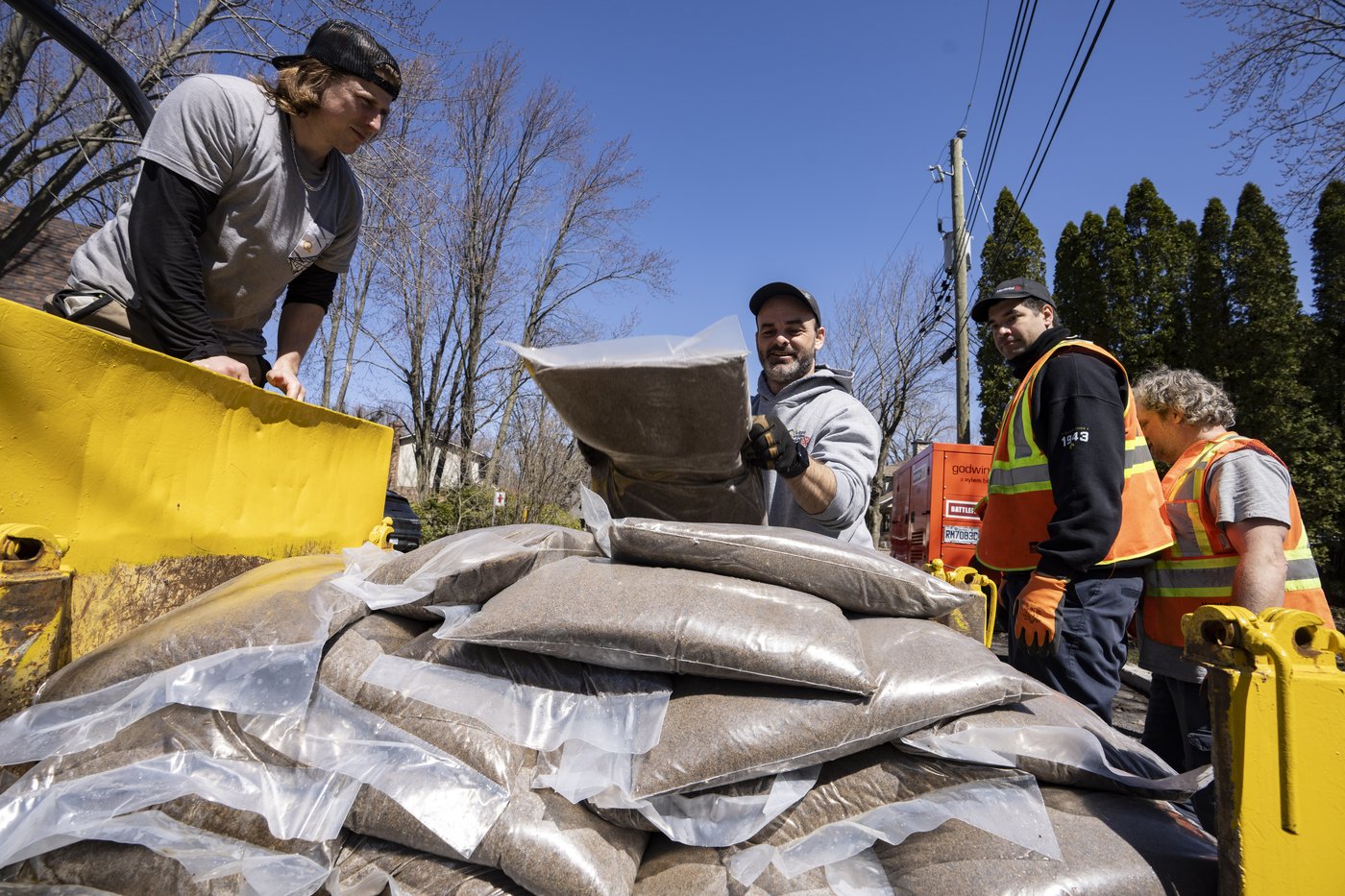 Montreal brings in sandbags, pumps as several provinces on flood alert | iNFOnews.ca