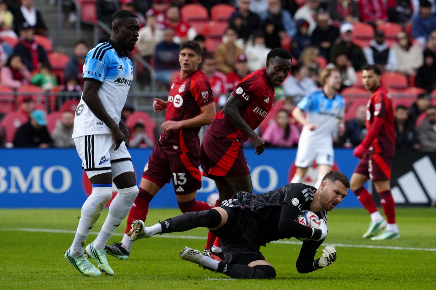 Toronto FC roars back with two stoppage-time goals to stun CF Montreal 2-1 | iNFOnews.ca