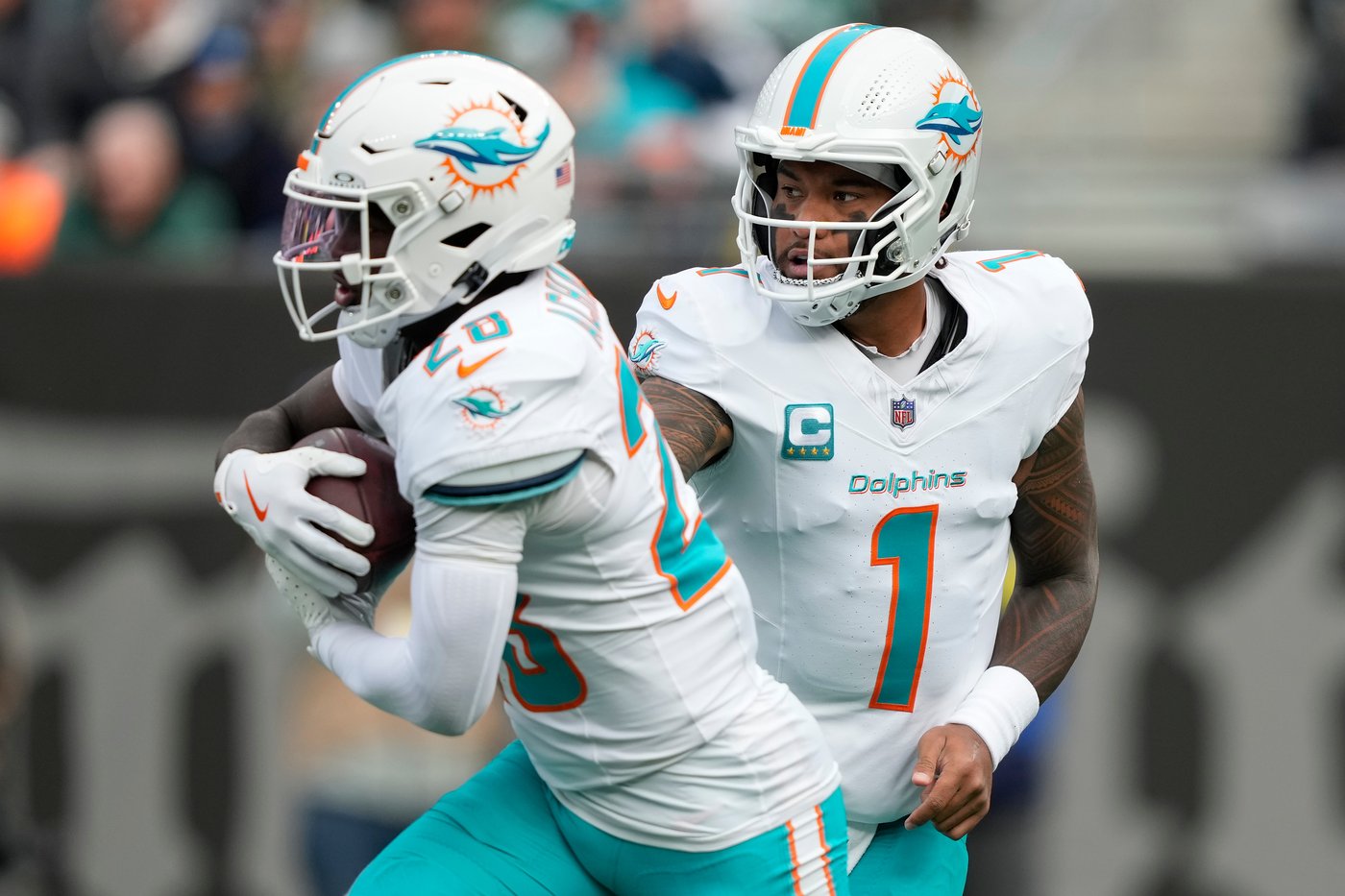 Dolphins' Achane leaves with a rib injury; Jets rookie QB Cook steps in for injured Taylor | iNFOnews.ca