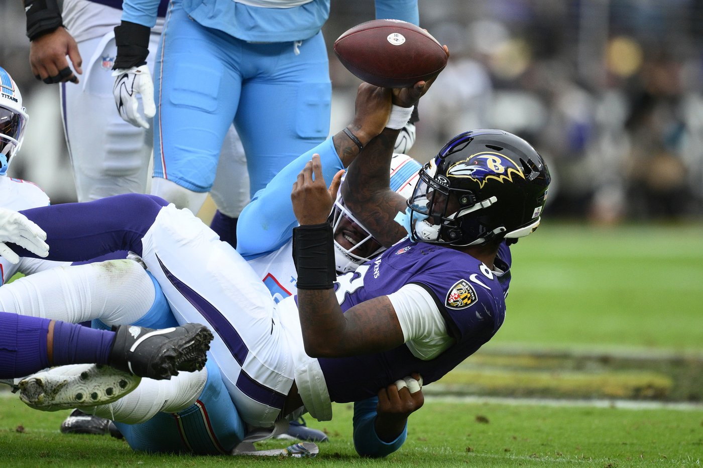 Lamar Jackson sits out 2nd half with a sprained left ankle that the Ravens hope isn't too severe | iNFOnews.ca