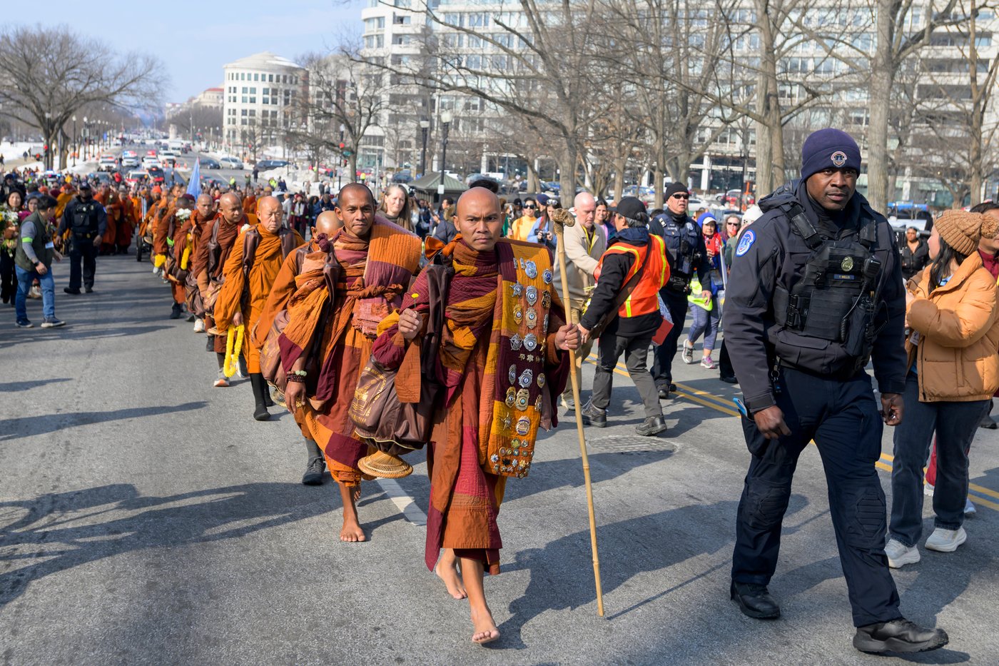 Buddhist monks draw thousands to Lincoln Memorial on final day of their 15-week journey from Texas | iNFOnews.ca