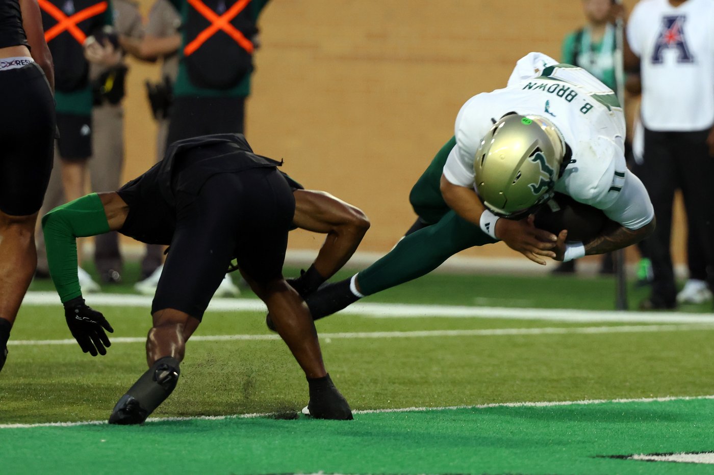 No. 24 South Florida scores 4 TDs in a 3 1/2-minute span and hands North Texas its 1st loss | iNFOnews.ca