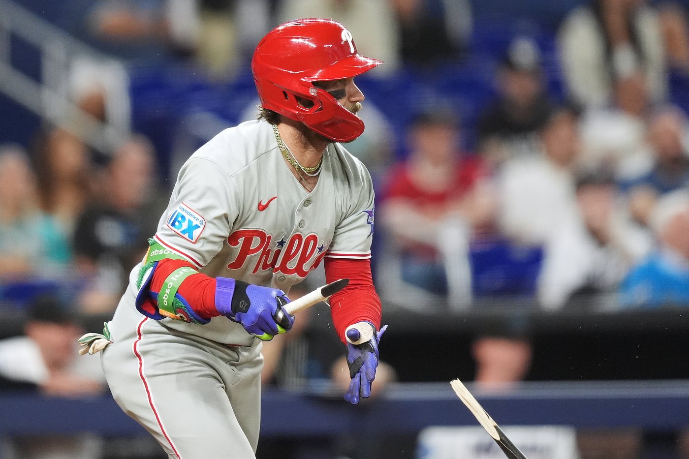 Phillies' Bryce Harper exits in the first inning vs. Rockies with a migraine | iNFOnews.ca