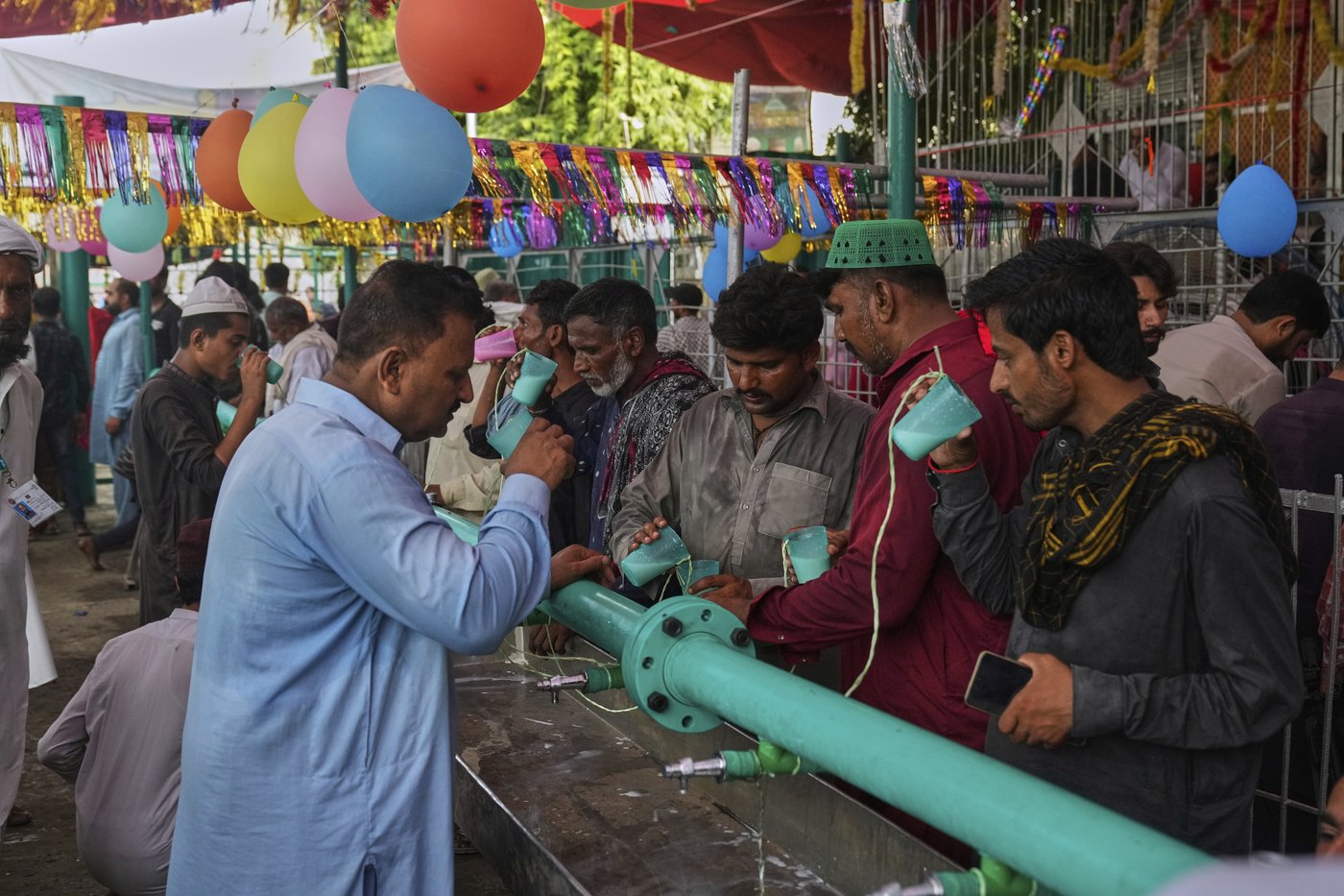 Photos of Pakistan honoring a Sufi saint with drumming, dancing, and bright lights | iNFOnews.ca