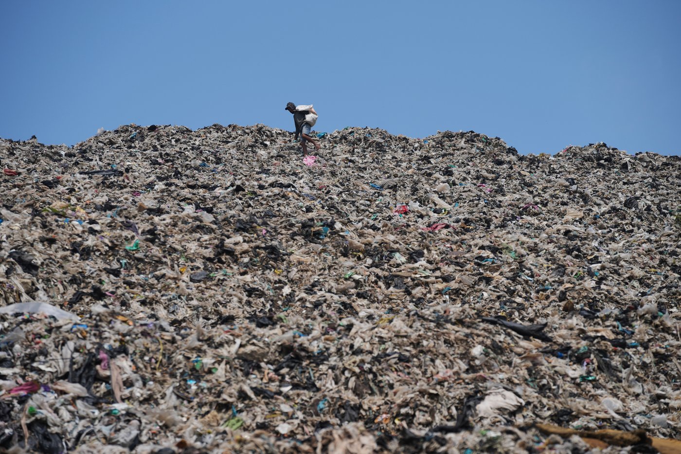 As Indonesia cuts methane emissions, life atop a mountain of garbage begins to change | iNFOnews.ca