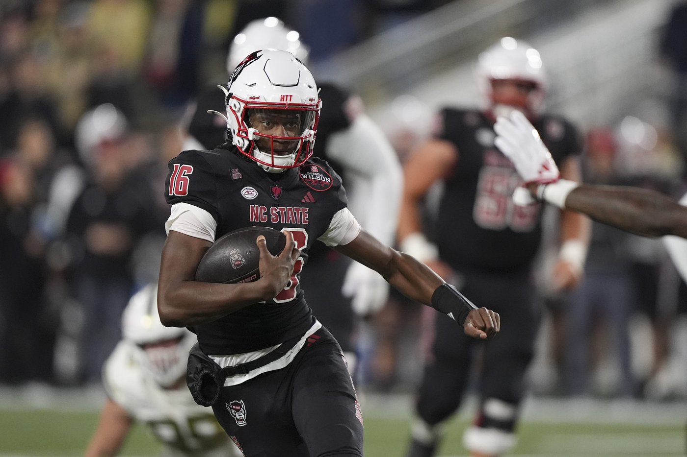 Philo delivers go-ahead TD run with 22 seconds remaining to lift Georgia Tech past N.C. State 30-29 | iNFOnews.ca