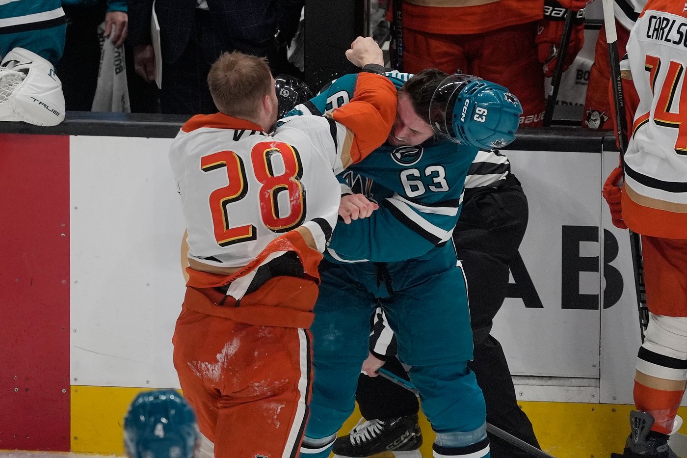 Celebrini ties it late then sets up Wennberg's winner as the Sharks beat the Ducks 4-3 | iNFOnews.ca Celebrini ties it late then sets up Wennberg's winner as the Sharks beat the Ducks 4-3 | iNFOnews.ca