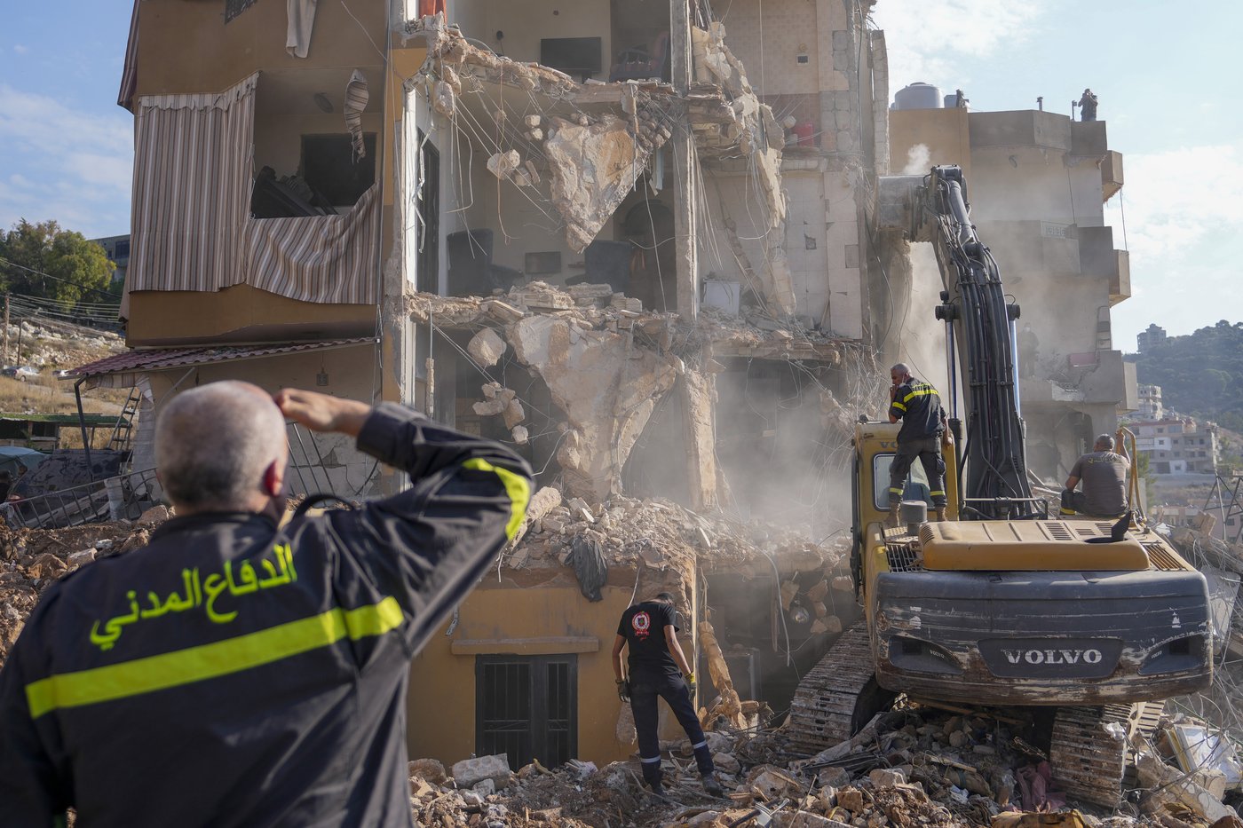 Rescuers pull 30 bodies from a building in central Lebanon hit in an Israeli strike | iNFOnews.ca