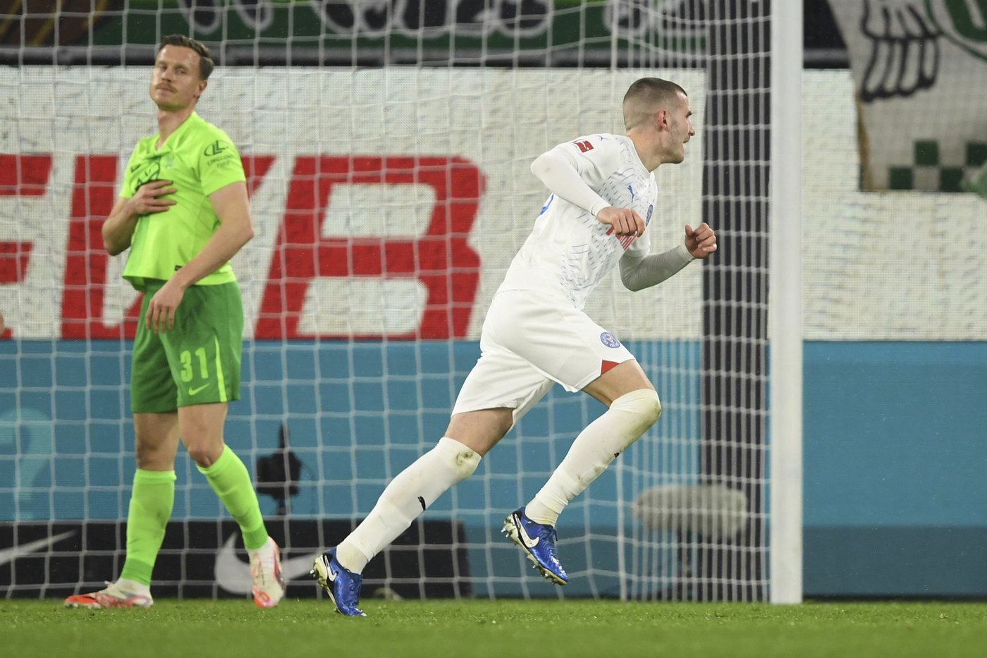Holsten Kiel strikes late to grab point at Wolfsburg and end road losing streak | iNFOnews.ca Holsten Kiel strikes late to grab point at Wolfsburg and end road losing streak | iNFOnews.ca