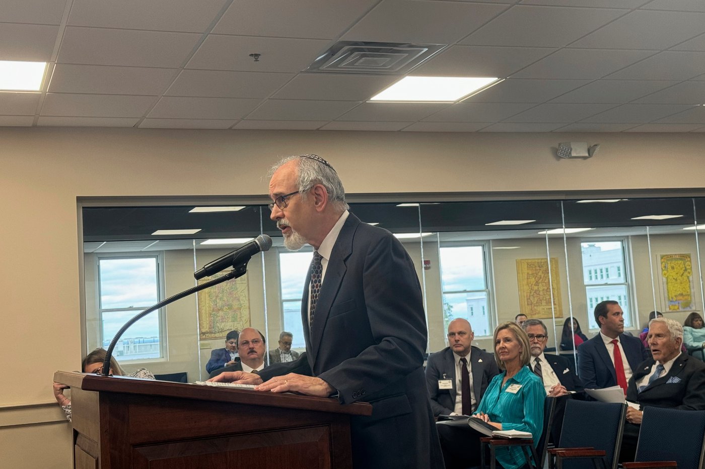Lawmakers move to mandate the display of Ten Commandments and ban pride flags in Alabama schools | iNFOnews.ca
