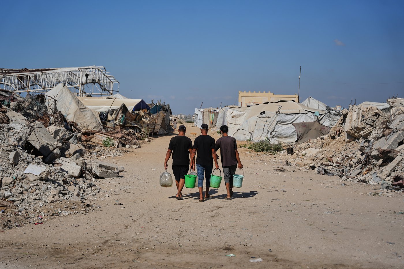 Photos show Palestinians using handmade mud bricks, wood and plastic to rebuild amid Gaza’s rubble | iNhome
