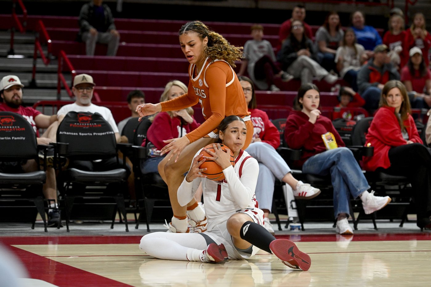 Booker leads five in double figures as No. 4 Texas defeats Arkansas 93-62 | iNFOnews.ca