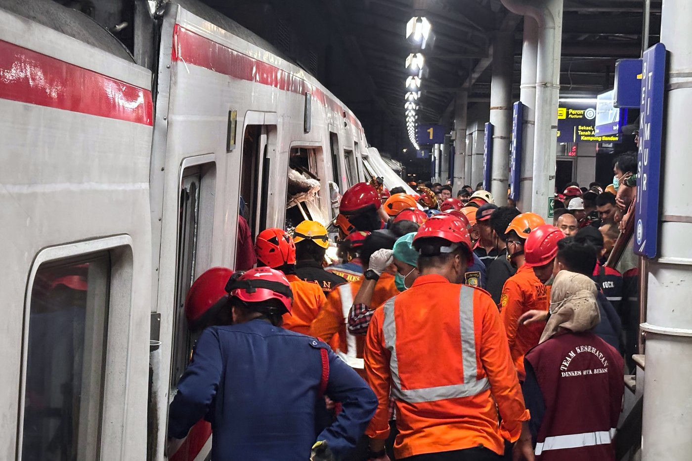 Rescuers recover victims from an Indonesia train crash, in photos | iNwheels