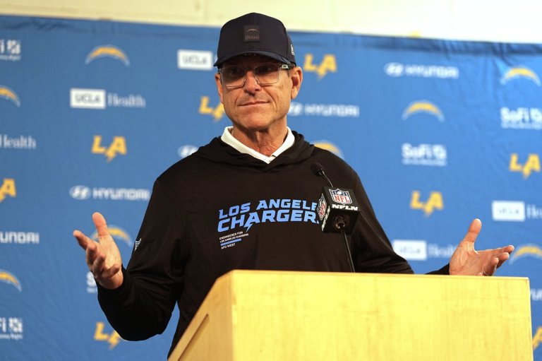 Justin Herbert and his broken hand lead Chargers into playoffs against Patriots | iNFOnews.ca