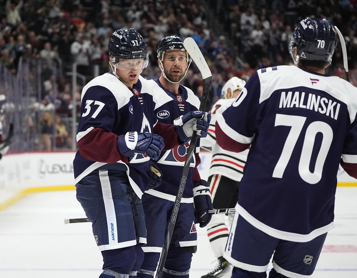 Donato scores twice as Blackhawks beat Avalanche 5-2 to snap a 4-game skid | iNFOnews.ca
