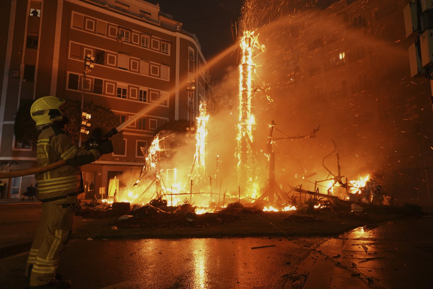 Valencia seeks catharsis in traditional burning of sculptures months after deadly floods | iNFOnews.ca