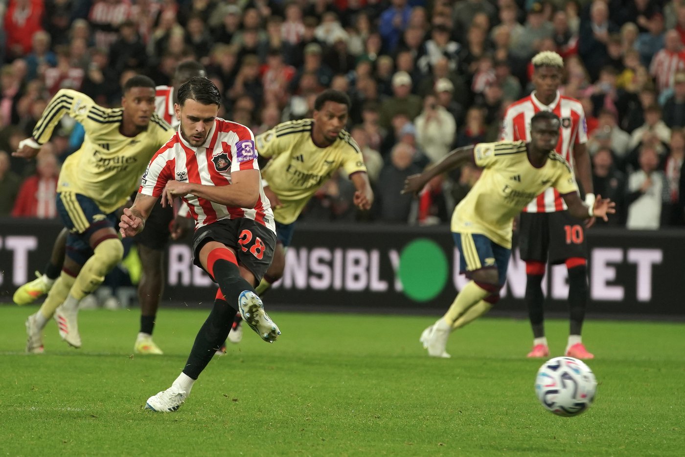 Arsenal goes clear on top of the Premier League, Liverpool and Chelsea stumble | iNFOnews.ca Arsenal goes clear on top of the Premier League, Liverpool and Chelsea stumble | iNFOnews.ca