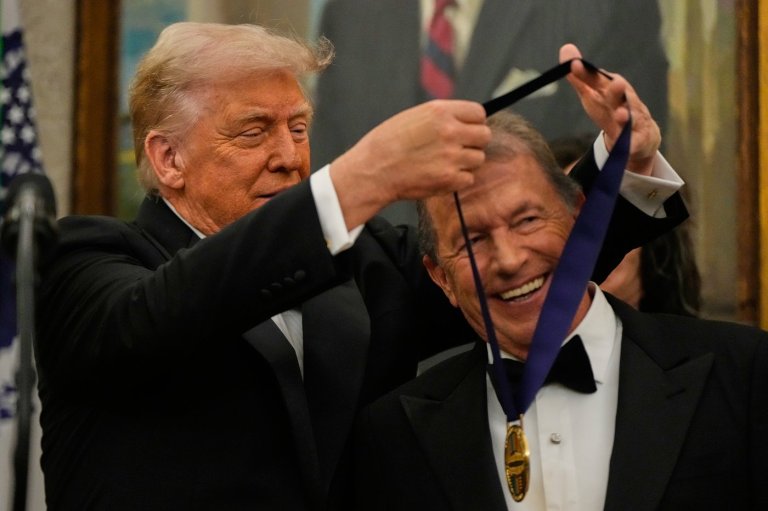 Trump awards medals to the Kennedy Center honorees in an Oval Office ceremony | iNFOnews.ca