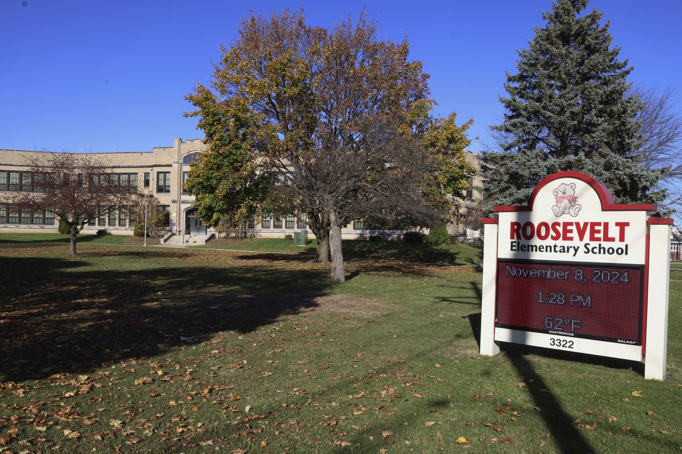 Teen is in custody after trying to enter Wisconsin elementary school while armed, police say | iNFOnews.ca Teen is in custody after trying to enter Wisconsin elementary school while armed, police say | iNFOnews.ca