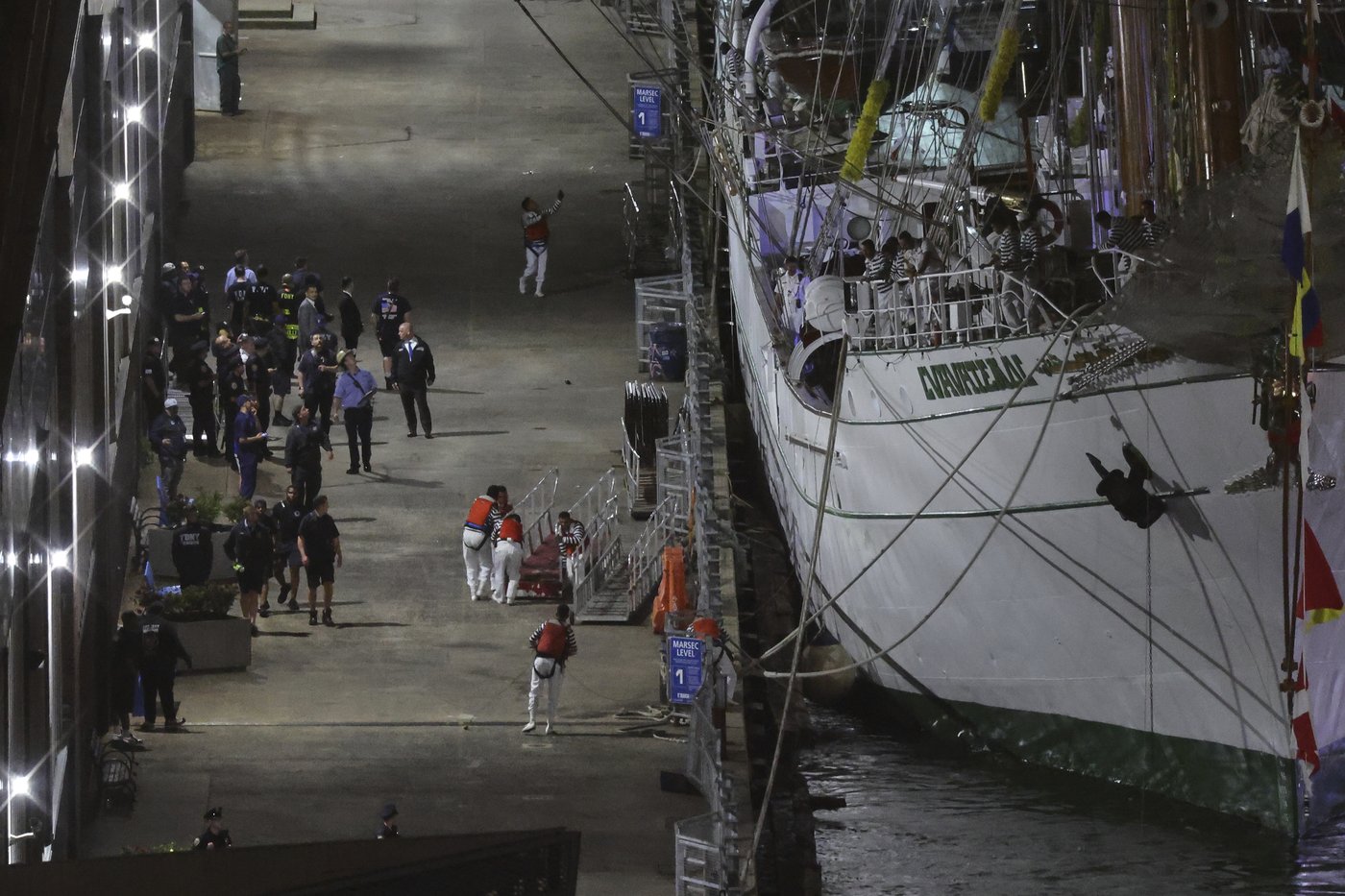 AP PHOTOS: Mexican tall ship strikes Brooklyn Bridge, snapping masts and killing 2 crew members | iNFOnews.ca