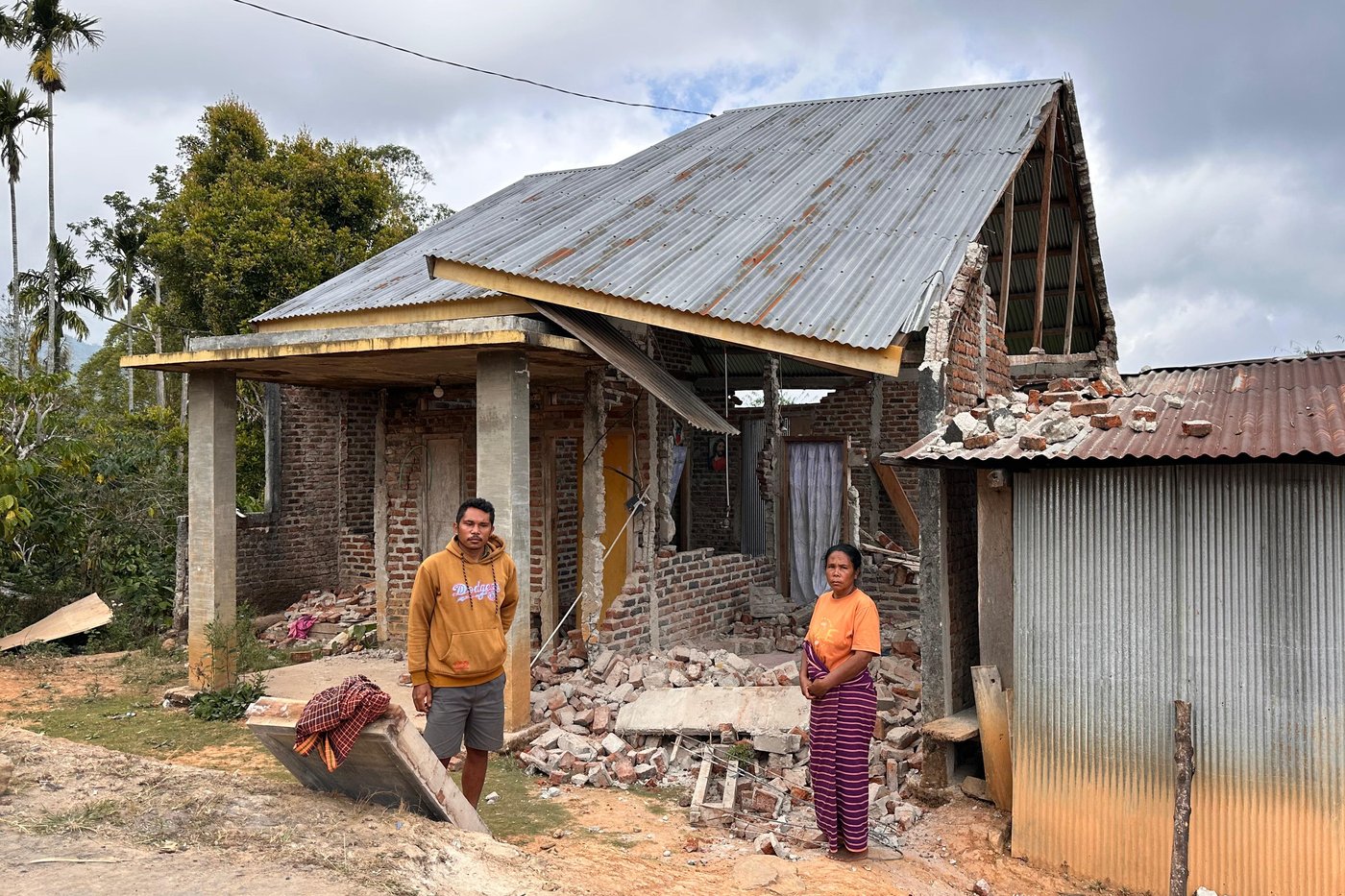 Rescuers dig through rubble and landslides after Indonesia quake kills 47 | iNFOnews.ca
