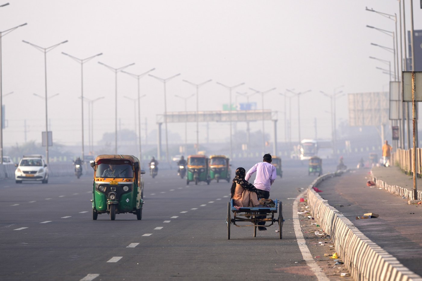 Toxic smog cloaks India's capital as Diwali firecrackers push air pollution to hazardous levels | iNFOnews.ca