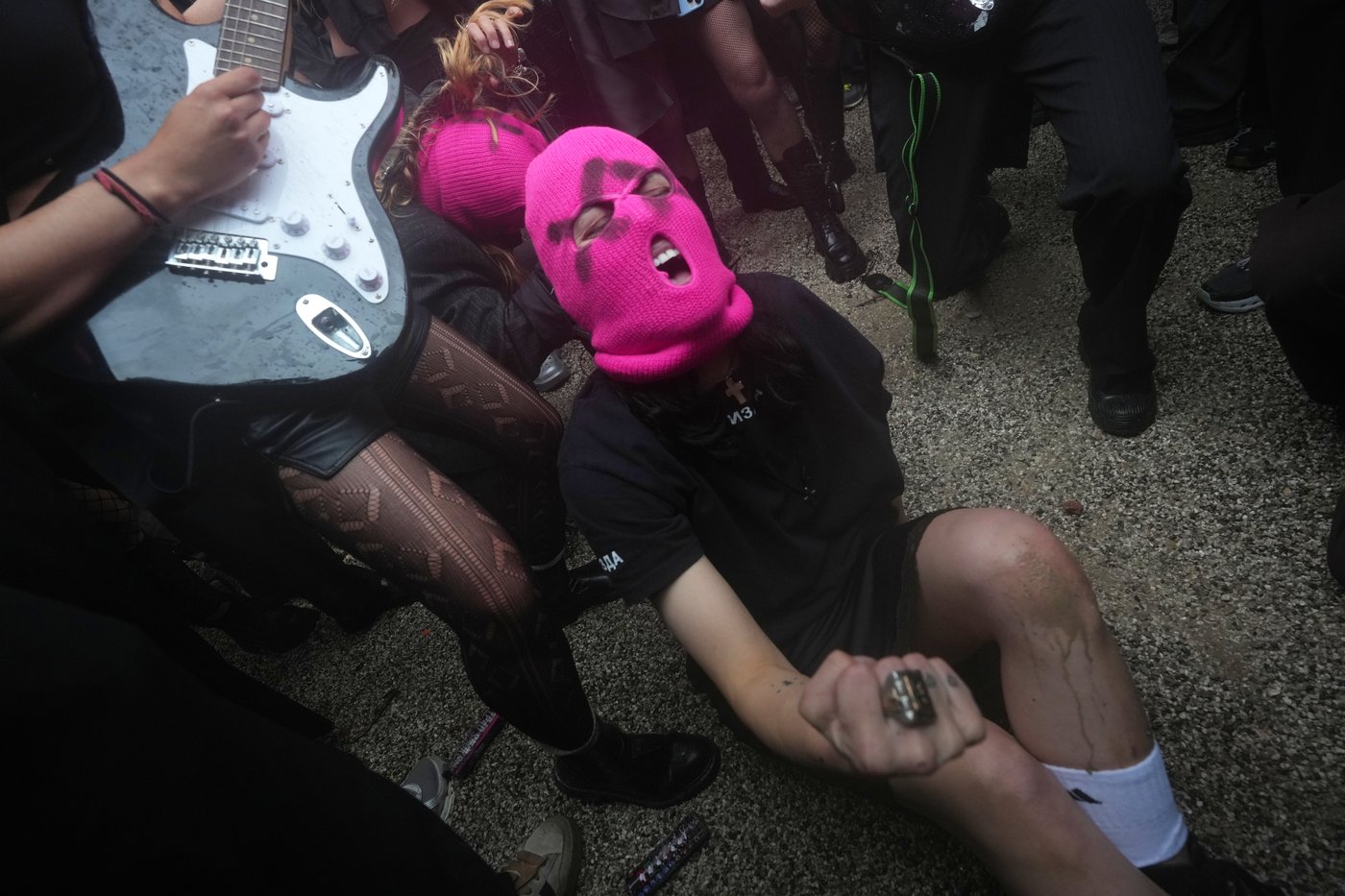 Protesters in pink balaclavas swarm Russia's pavilion at Venice Biennale and release colored smoke | iNFOnews.ca Protesters in pink balaclavas swarm Russia's pavilion at Venice Biennale and release colored smoke | iNFOnews.ca