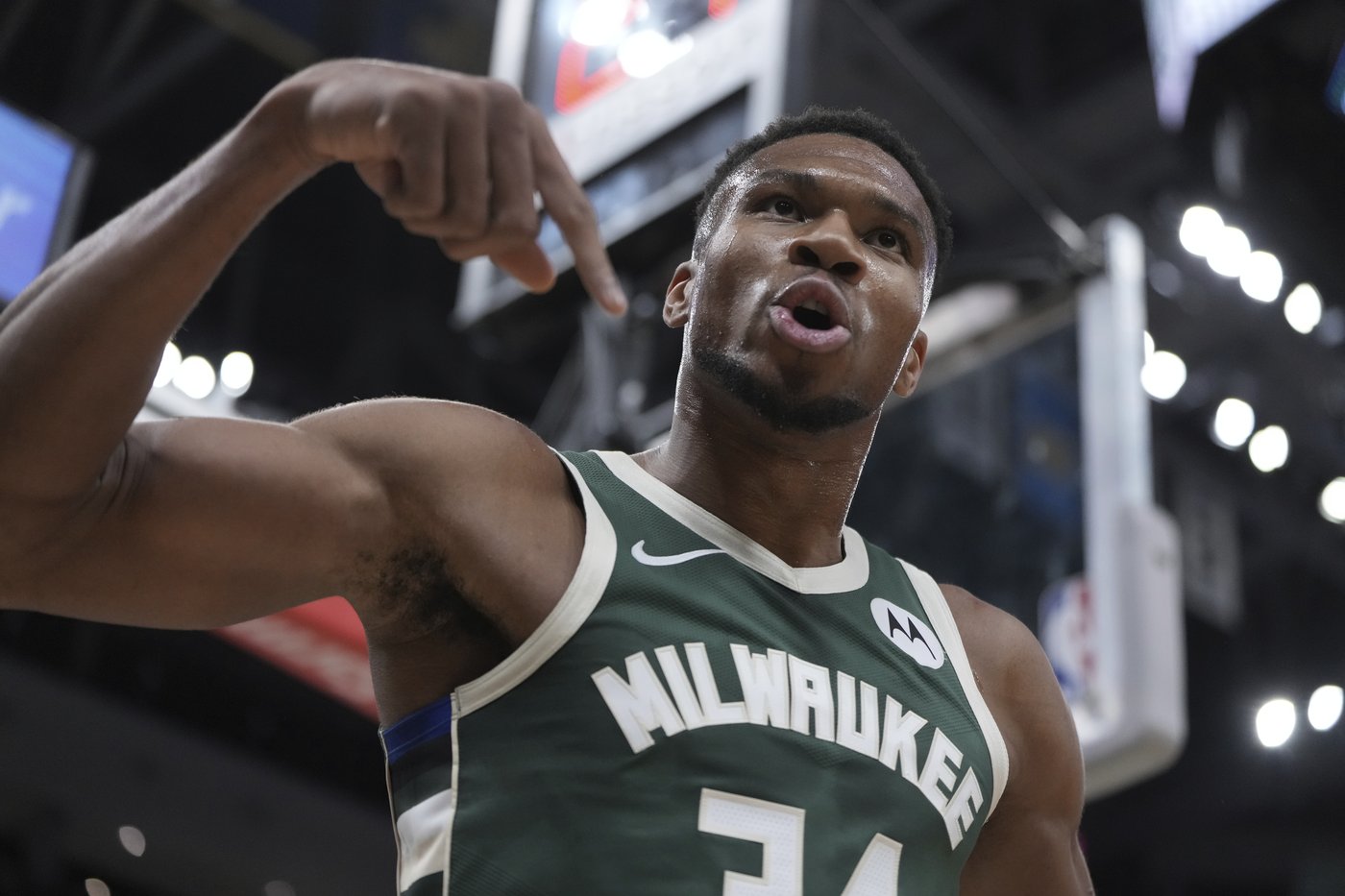 Mitchell's last-second jumper helps Cavs stay unbeaten with 114-113 win at Milwaukee | iNFOnews.ca