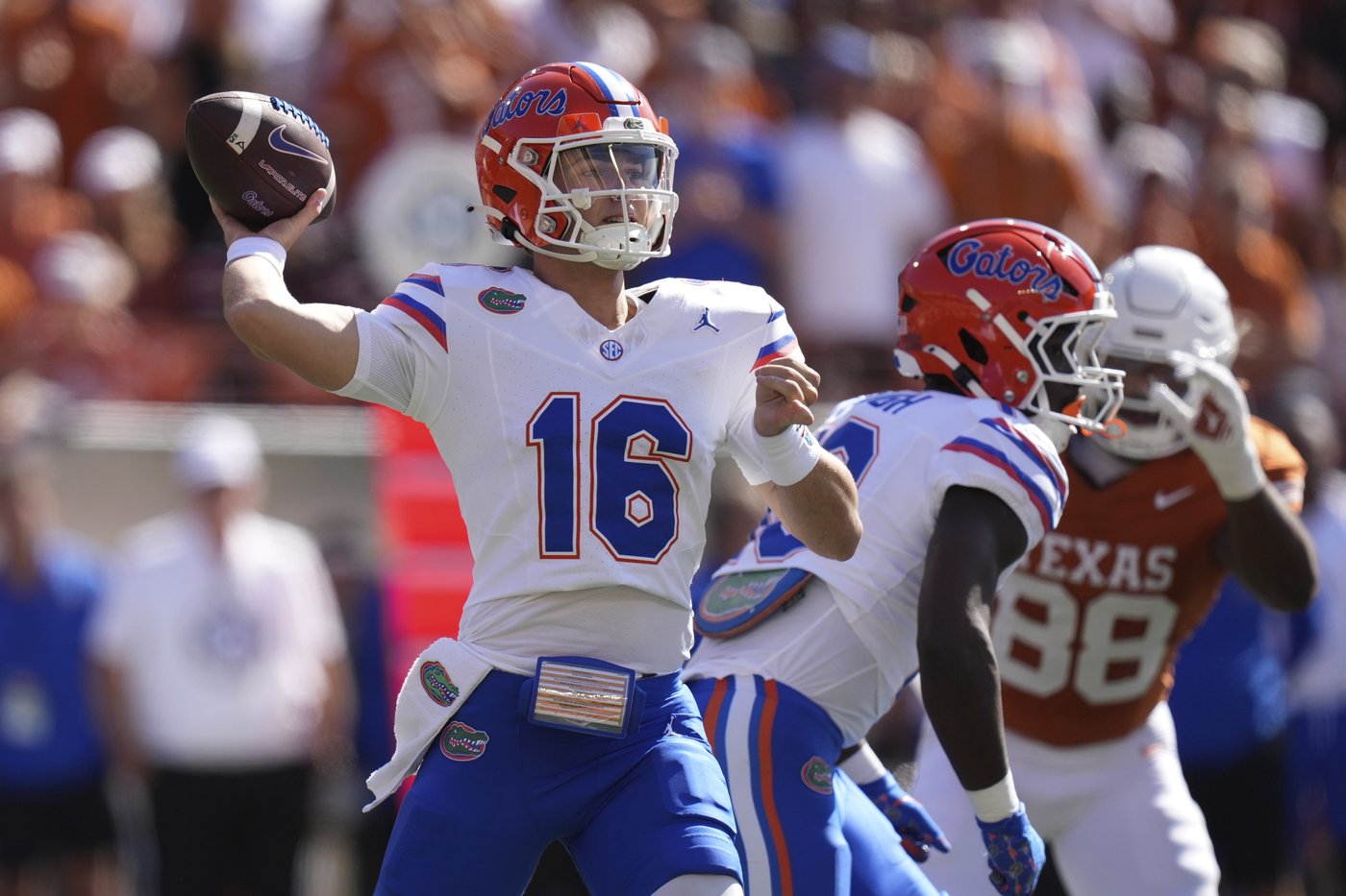 Ewers' 5 TD passes lead No. 5 Texas in 49-17 rout of struggling Florida | iNFOnews.ca