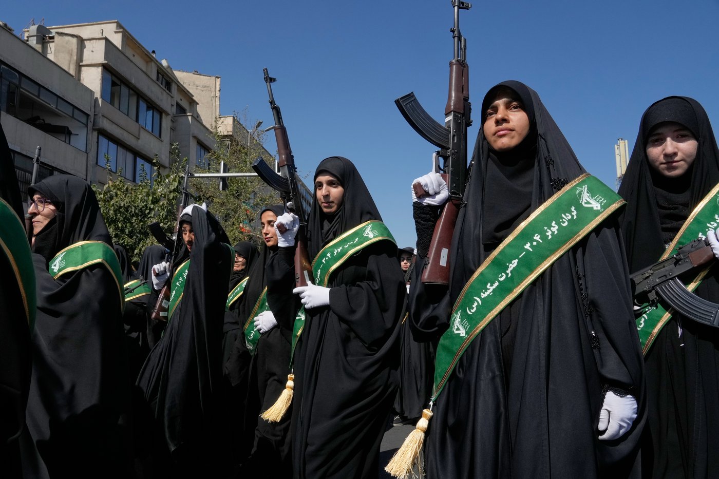 Iran stages massive Tehran rally as volunteers pledge to take up arms, in photos | iNFOnews.ca