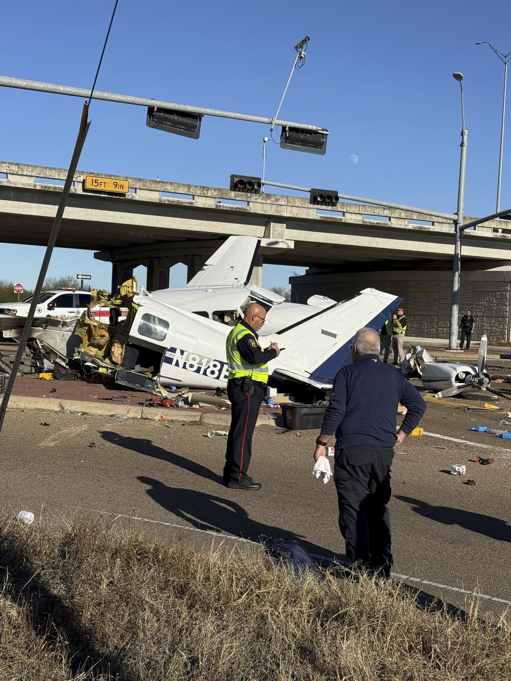 Propeller plane crashes onto a Texas highway, sending 4 people to hospitals | iNFOnews.ca