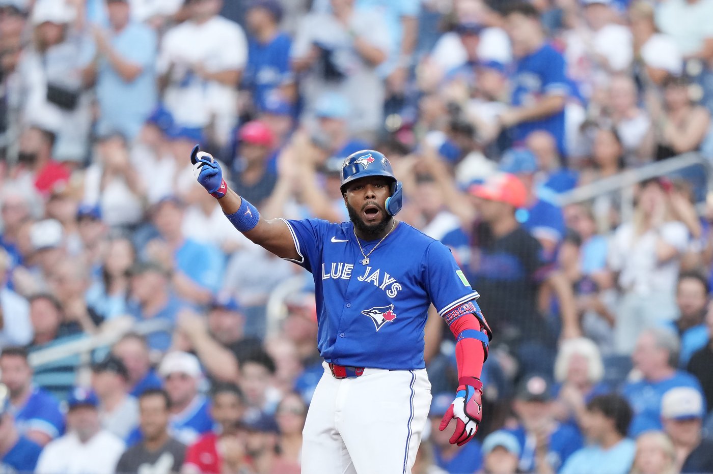 Kirk hits two homers to power Blue Jays to 10-1 rout of Yankees in series opener | iNFOnews.ca