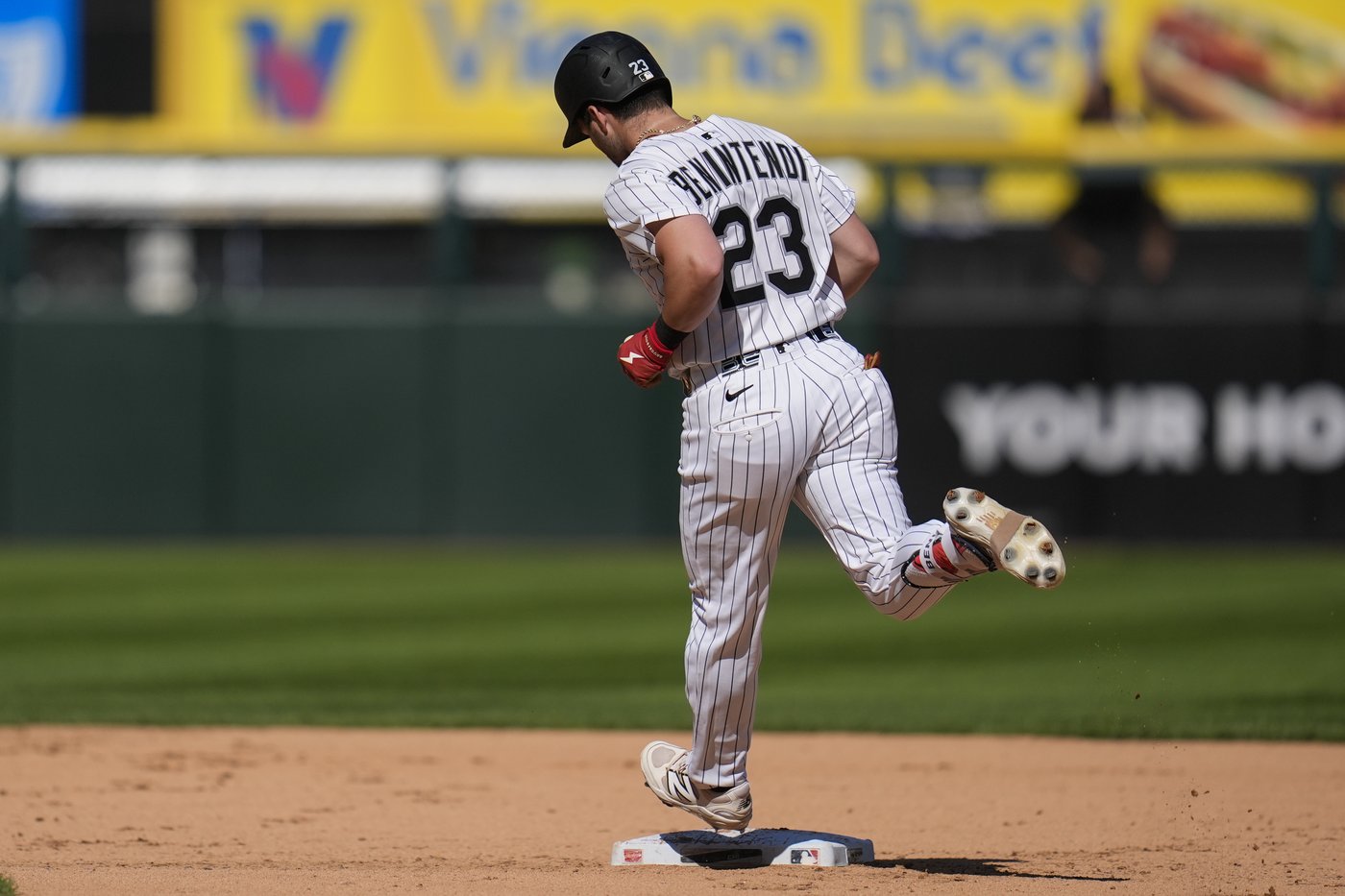Houser goes 7 and Benintendi homers as White Sox blank Giants 1-0 | iNFOnews.ca Houser goes 7 and Benintendi homers as White Sox blank Giants 1-0 | iNFOnews.ca