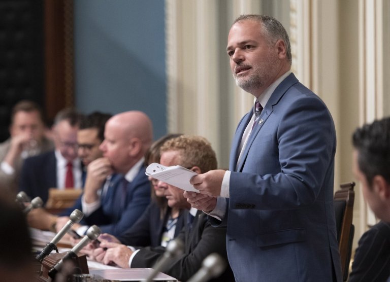 Quebec government to arm roadside traffic inspectors | iNFOnews.ca