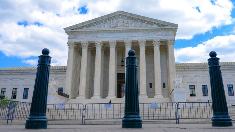 Supreme Court says man who lost leg can sue major logistics company over trucker crash | iNFOnews.ca