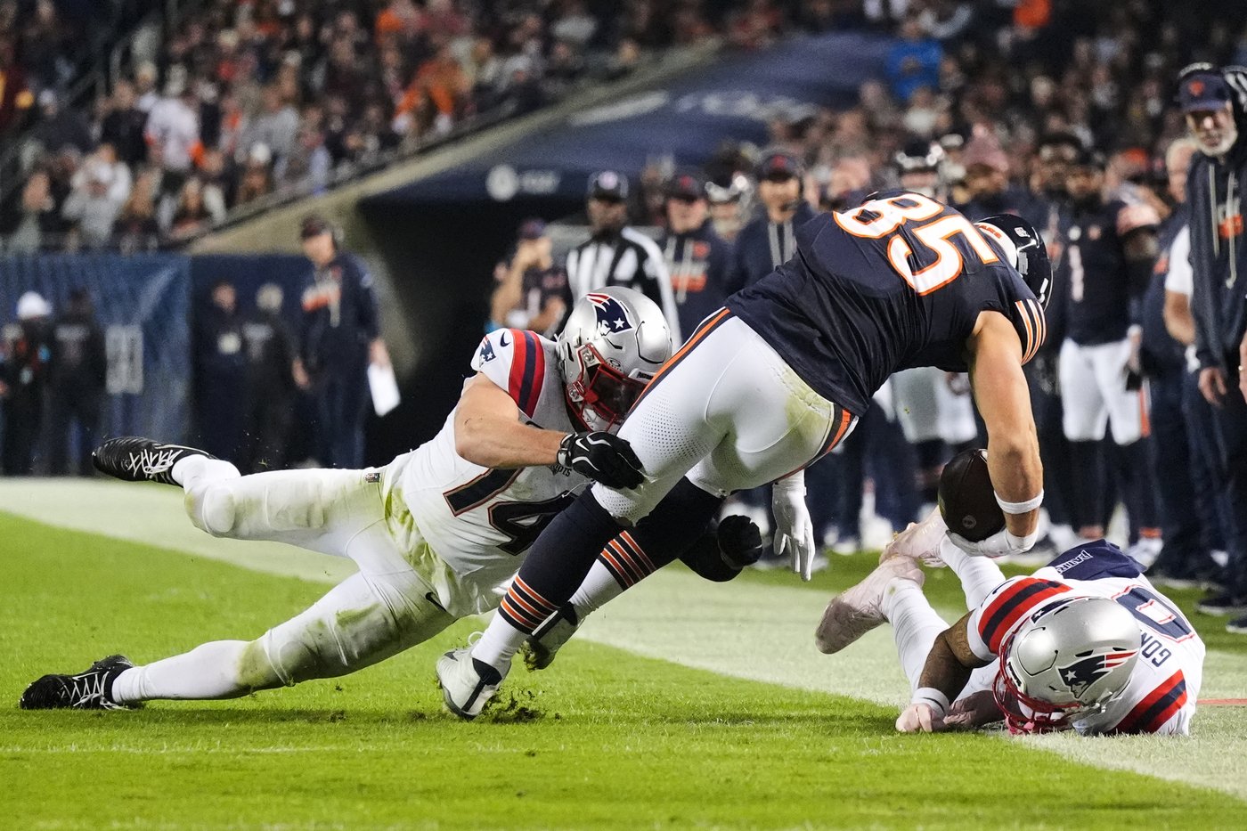 Cole Kmet sidelined by season-ending knee injury, testing tight end depth for the Chicago Bears | iNFOnews.ca