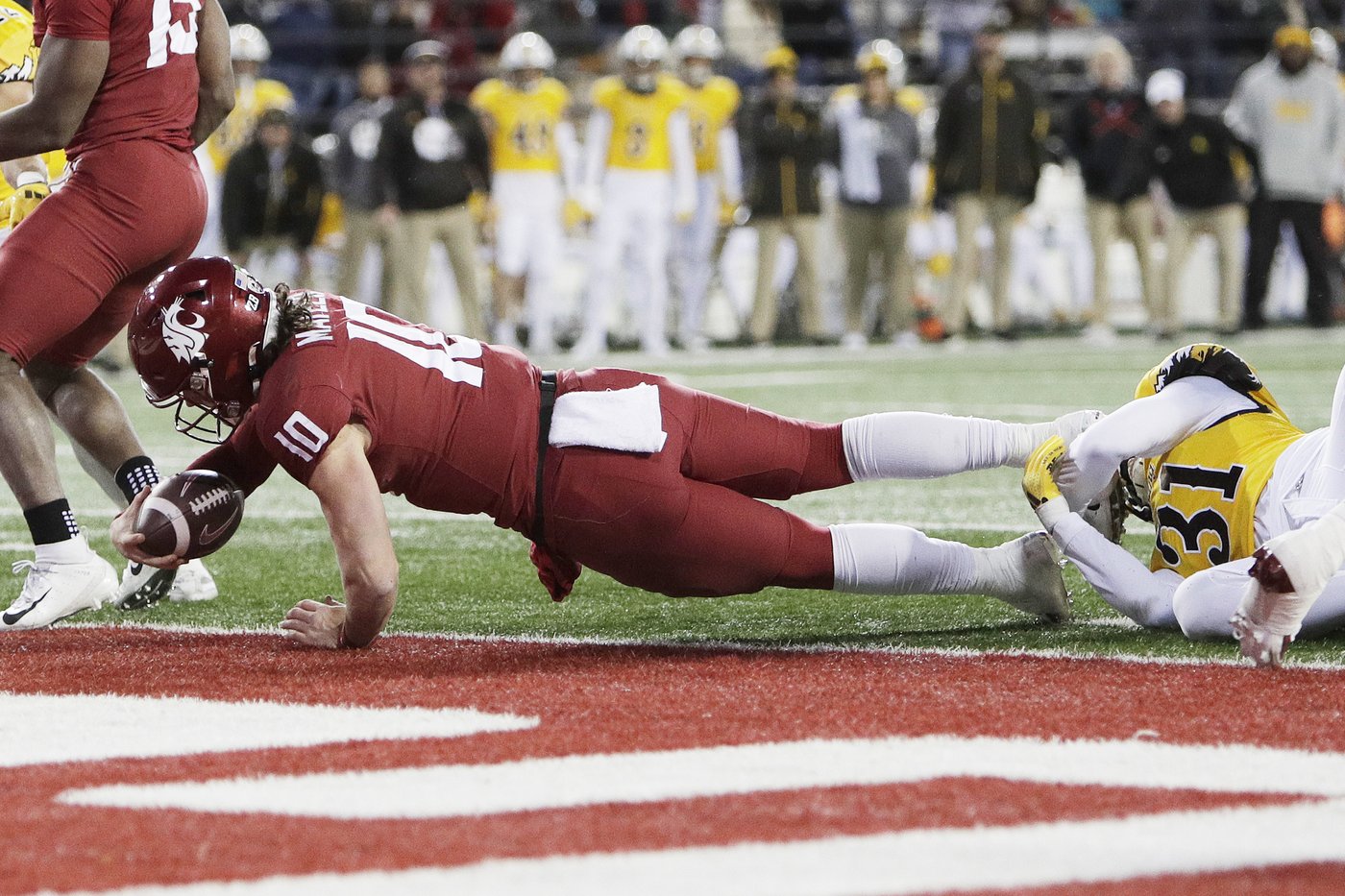 Evan Svoboda throws late TD pass to John Michael Gyllenborg as Wyoming beats Washington State 15-14 | iNFOnews.ca
